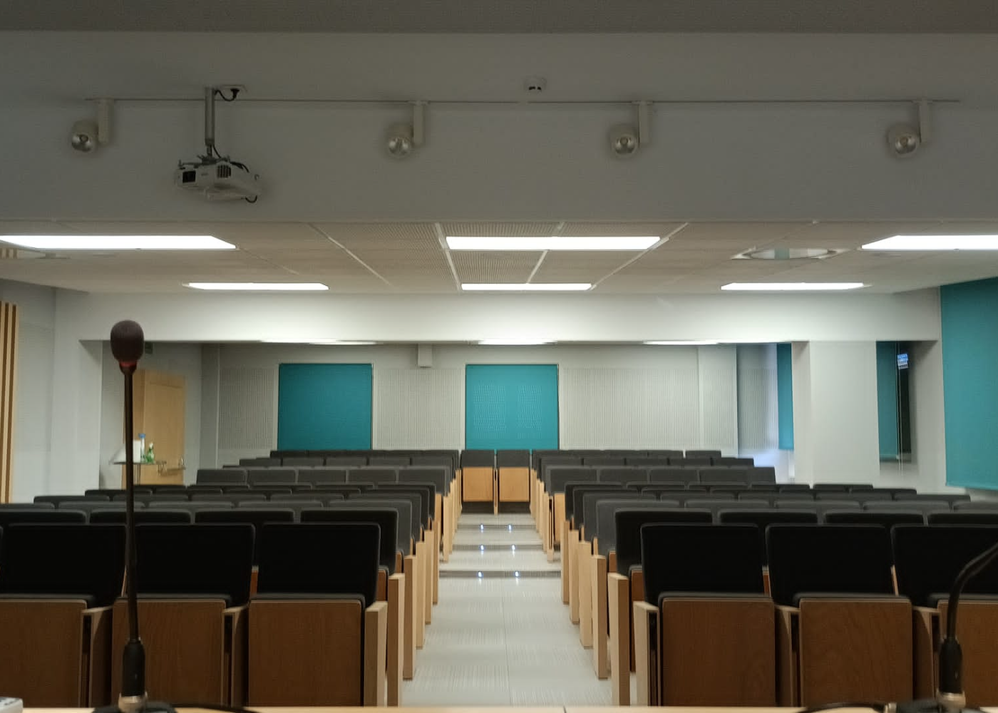 INSTALACION ELECTRICA SALON DE GRADOS DE LA FACULTAD FCAFD 3